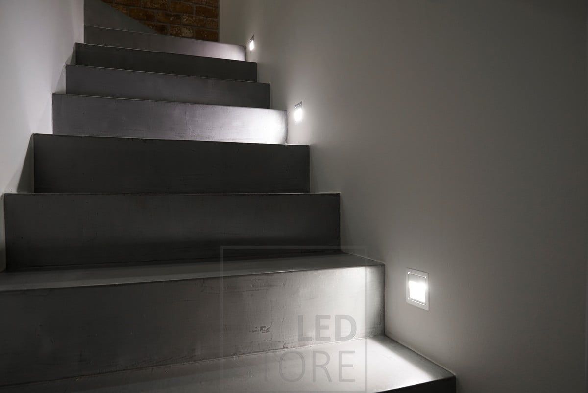 IN-WALL upotettava led seinävalaisin askelmavalaistuksena joka kolmannen portaan kohdalla. Ledstore.fi