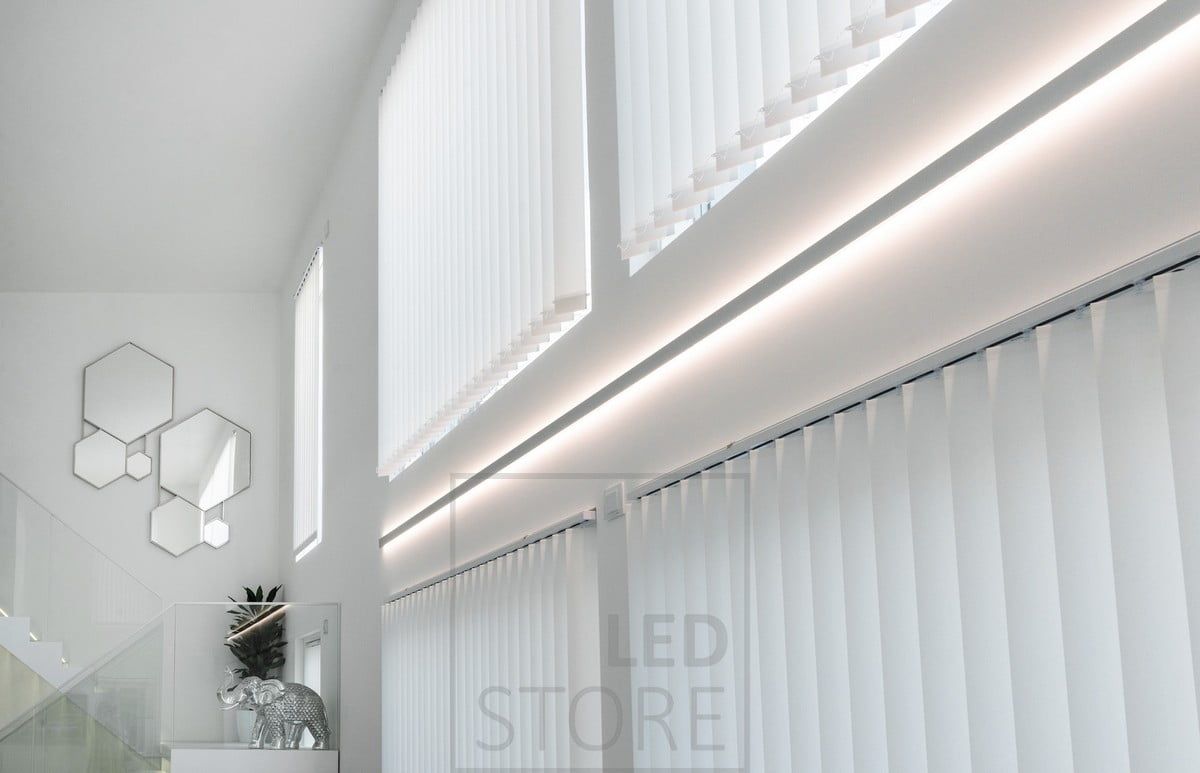 Seinäprofiili INDIRECT 2 luo epäsuoran valaistuksen led nauhoilla ikkunoiden väliin. Ledstore.fi
