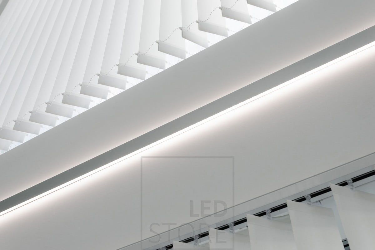 Led-profiili valaisemassa kahteen suuntaan ikkunoiden välissä, luomassa tunnelmallista epäsuoraa valoa. Ledstore.fi
