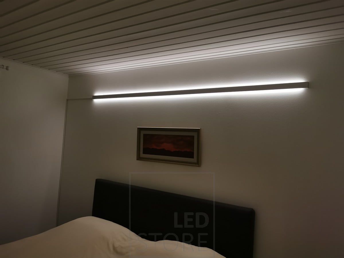 Makuuhuoneen tunnelmavalaistuksena kahteen suuntaan valaiseva alumiiniprofiili. Ledstore.fi