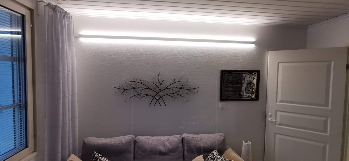 Sohvan takana seinällä kahteen suuntaan valaiseva led-profiili. Profiilissa kaksi led nauhaa. Ledstore.fi