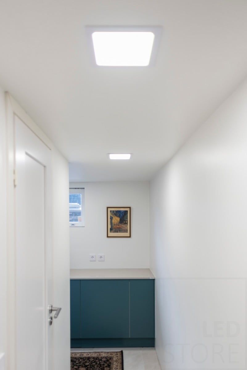 Vihreä tausta, jossa on "LED STORE" valkoisin suuraakkosin valkoisen keskeisen neliön sisällä korostaen energiatehokkaita valaistusratkaisuja.