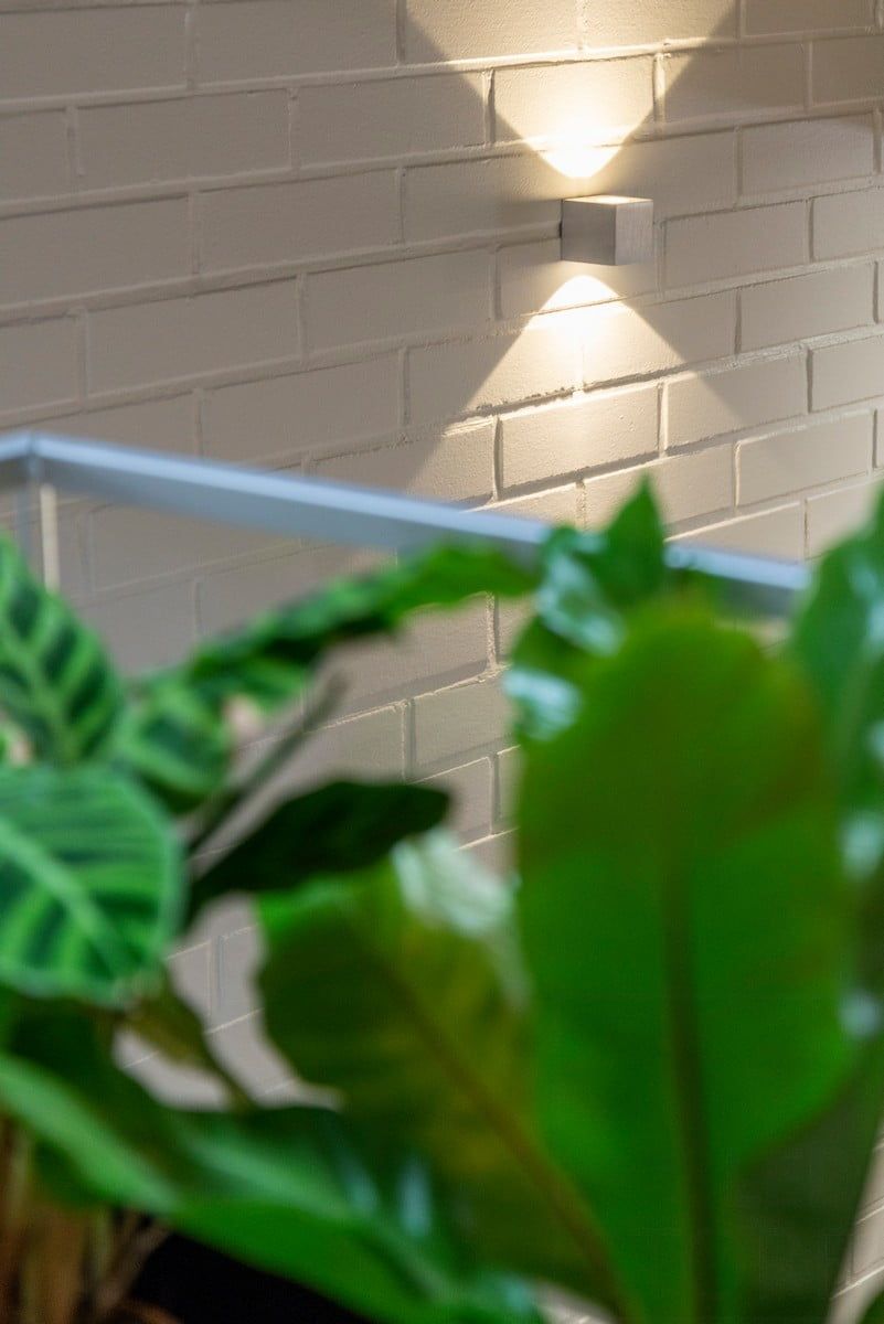 Teksti vihreällä taustalla, jossa lukee "LED STORE" valkoisin isoin kirjaimin valkoisen keskeisen neliön sisällä, mikä edistää energiatehokkaita valaistusratkaisuja.