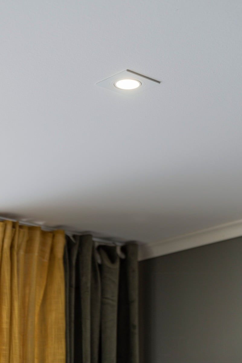 Vihreä tausta, valkoinen neliö, jonka keskellä teksti "LED STORE"; symboloi energiatehokkaita valaistusratkaisuja koteihin ja yrityksiin.