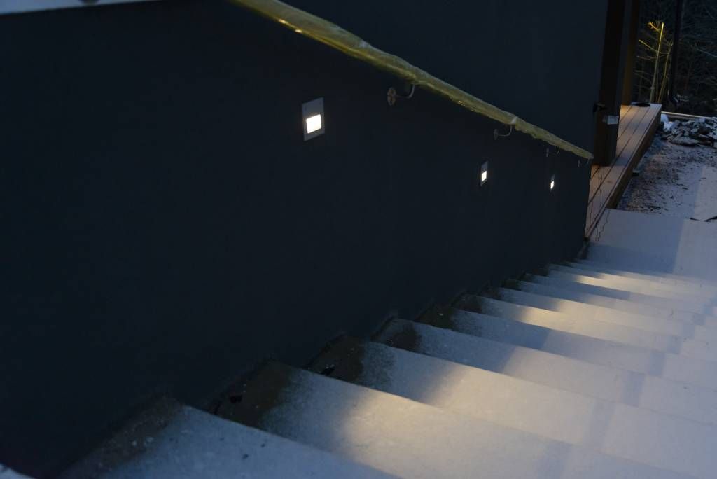 In-wall muurivalaisin upotettuna sokkeliin valaisemaan ulkoportaikkoa. LedStore.fi