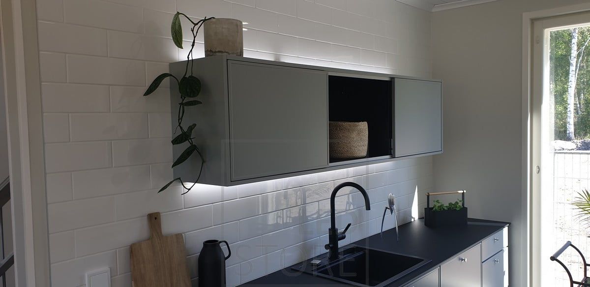 Kaapin päällä sekä työtasoa valaisemassa led nauhat luoden kauniin, keittiötä korostavan valaistuksen. Ledstore.fi