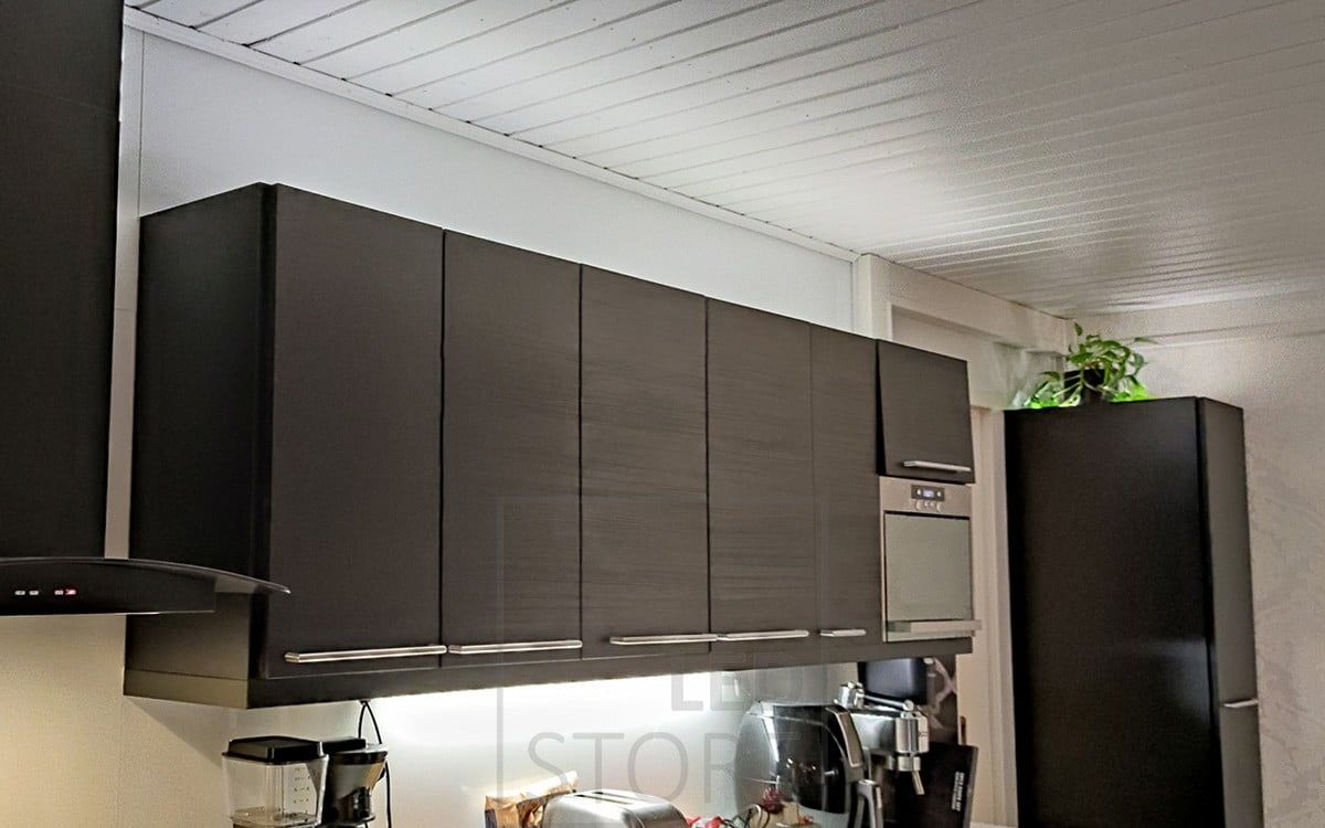 Epäsuoraa tunnelmavaloa sekä työvaloa keittiössä. Ledstore.fi