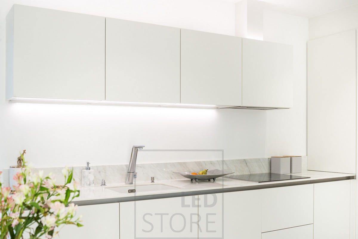 Kaappien päällä sekä työtasoa valaisemassa led nauhat. Neutraali valo korostaa valkoisen keittiön puhtaita sävyjä. Ledstore.fi