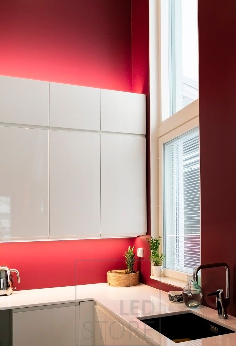 Keittiön kaappien päällä epäsuoraa valoa, kaappien alla led nauha valaisemassa keittiön tasoa ja luomassa laadukasta ruoanlaittovaloa. Ledstore.fi