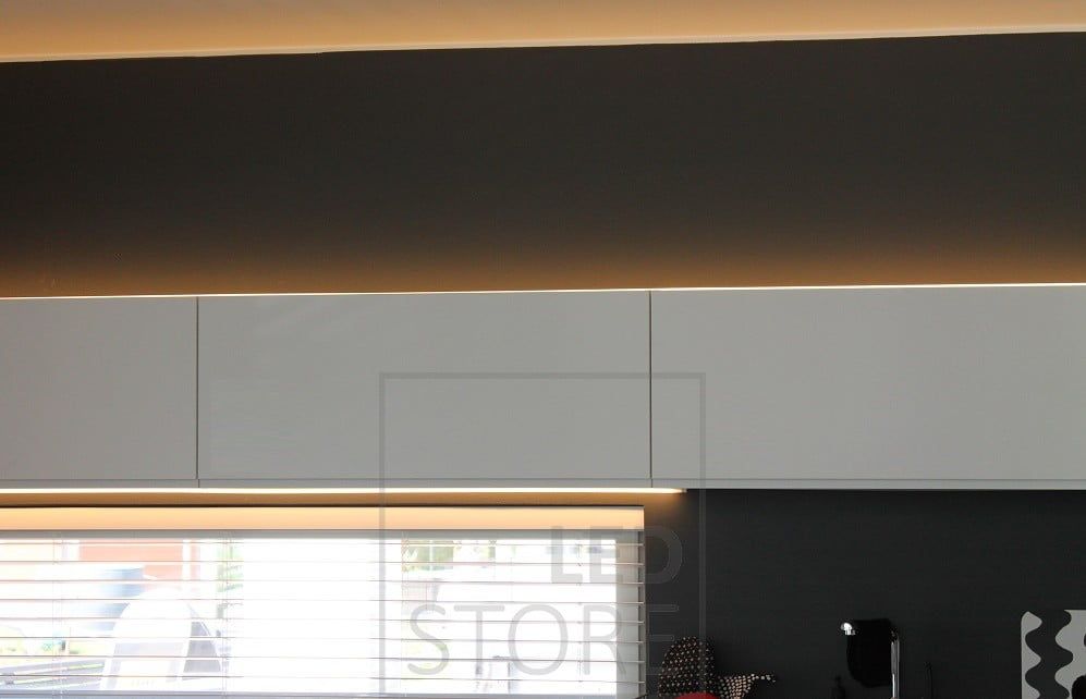 Keittiössä led nauhat työtason yläpuolella sekä kaappien päällä. Ledstore.fi