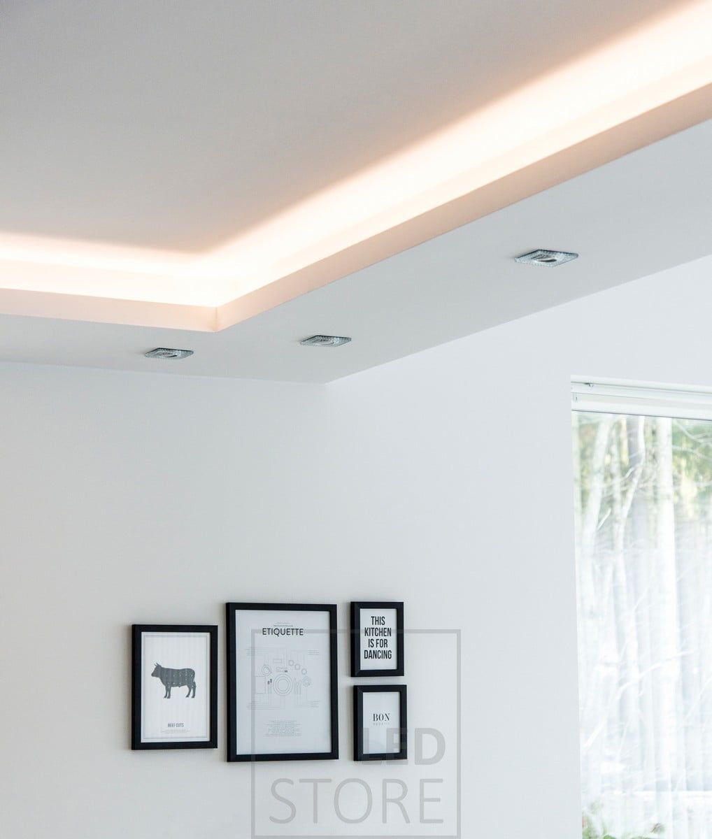 Alaslasku-lipassa spotit ja lipan yläpuolella eteen ja ylös valaiseva led nauha. Ledstore.fi