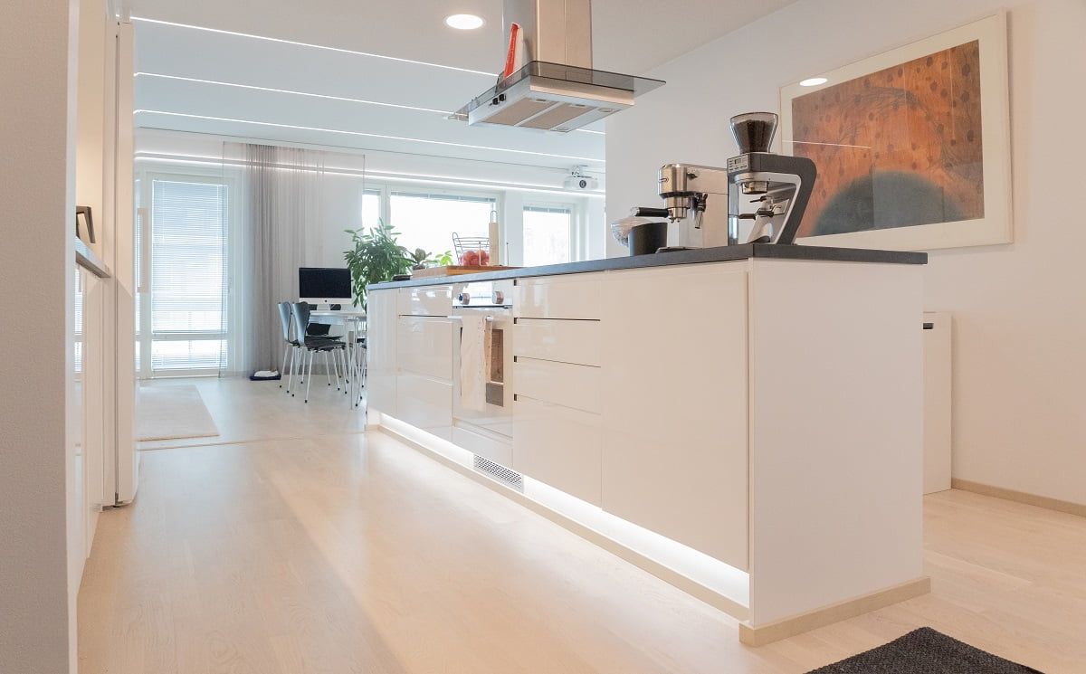 Keittiön saarekkeen sokkelista valaiseva led-nauha korostusvalaistuksena. ©LedStore
