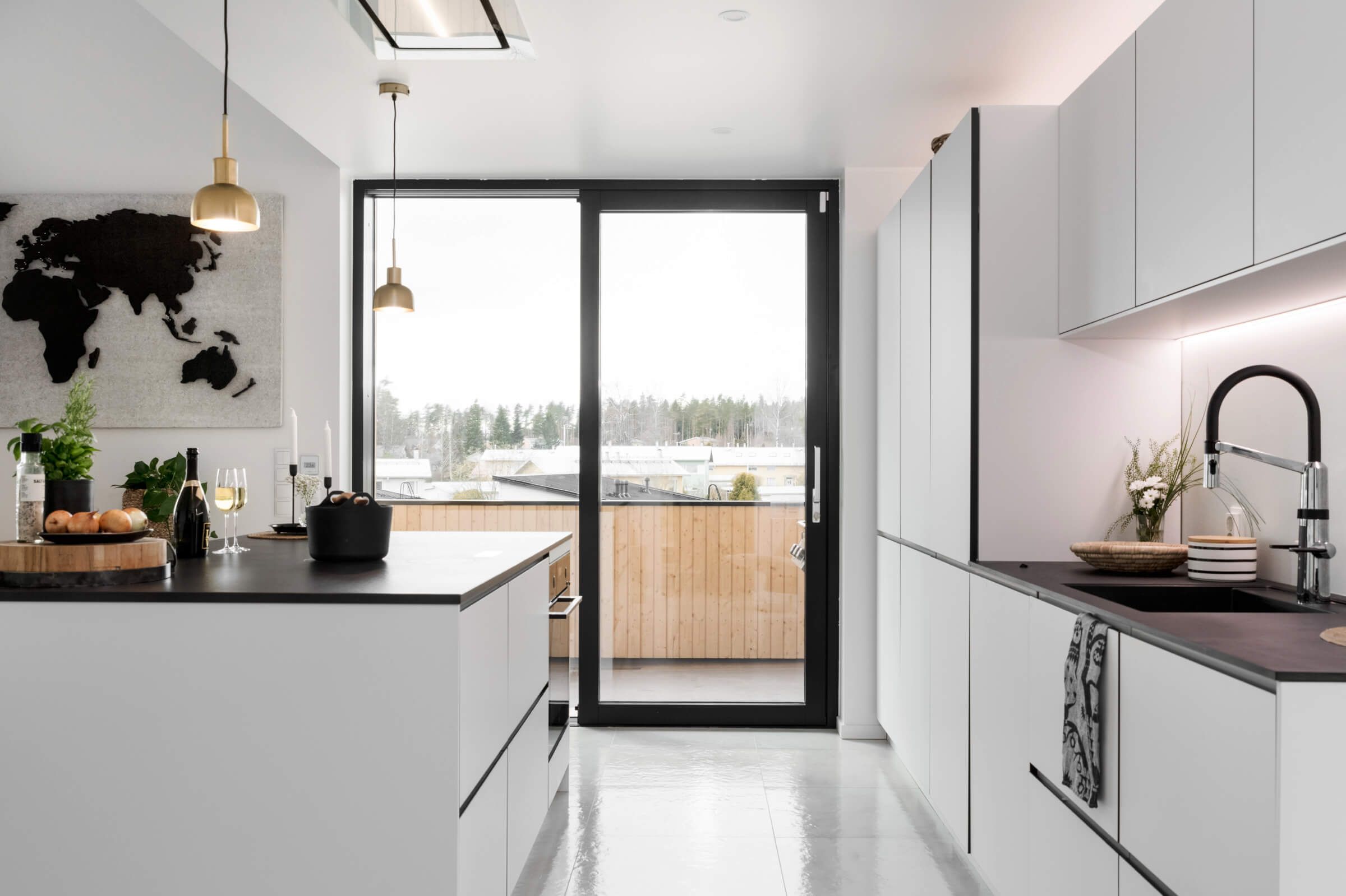 Vihreä tausta, valkoinen neliö, jossa "LED STORE" lihavoiduilla isoilla kirjaimilla edistää energiatehokkaita valaistusratkaisuja.