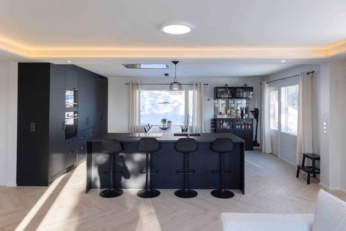 Alalslasku kiertää koko olohuoneen