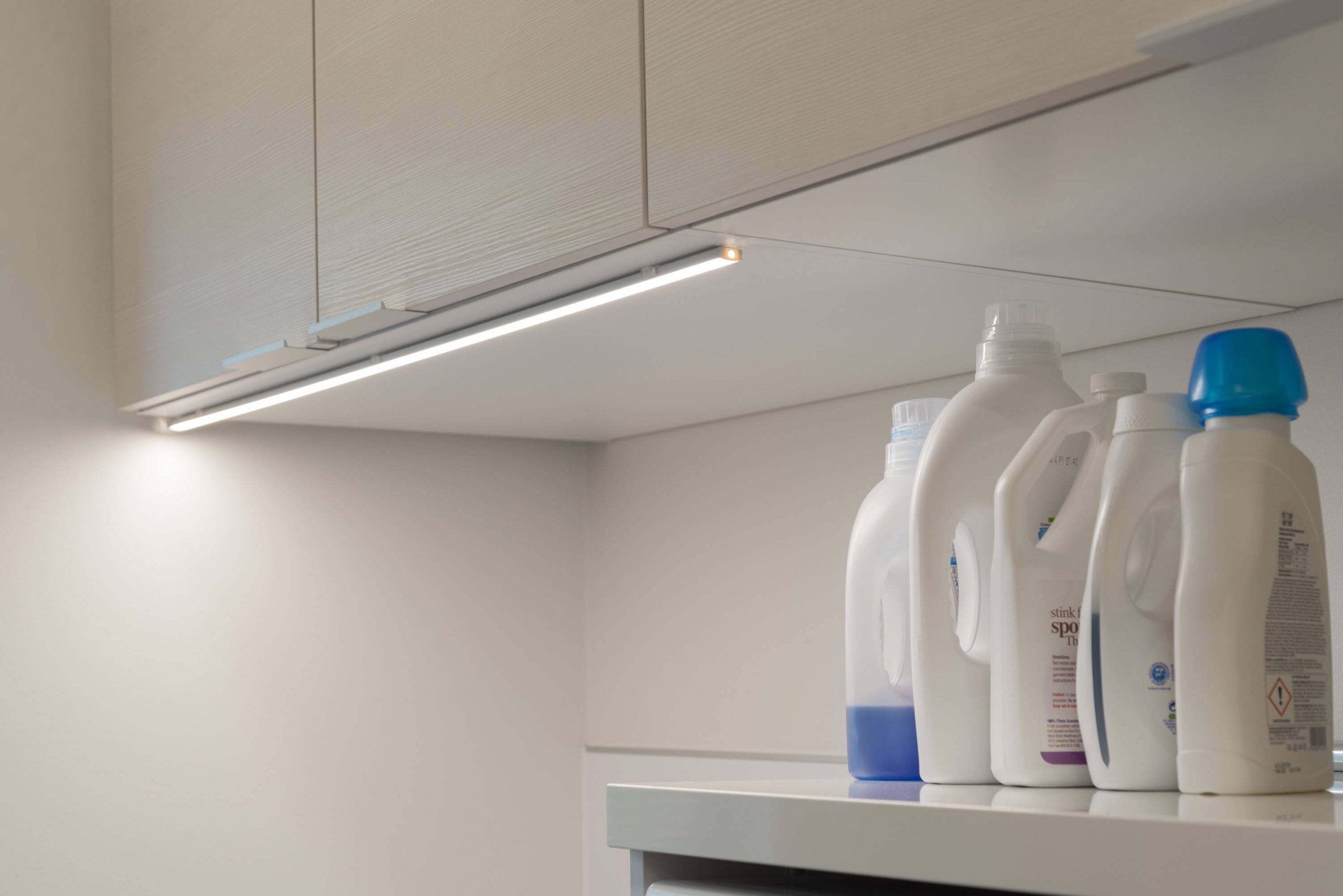 LED Storen logo: valkoinen neliö, jossa "LED STORE" -teksti valkoisin kirjaimin kirkkaalla vihreällä taustalla korostaen energiatehokkaita valaistusratkaisuja.