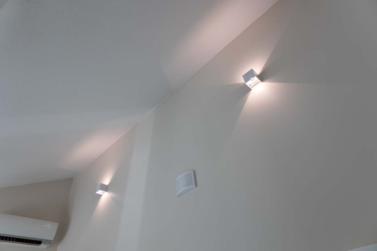 Vihreä tausta, jonka keskellä on valkoinen neliö, jossa teksti "LED STORE" valkoisella tekstillä korostaa energiatehokkaita valaistusratkaisuja.