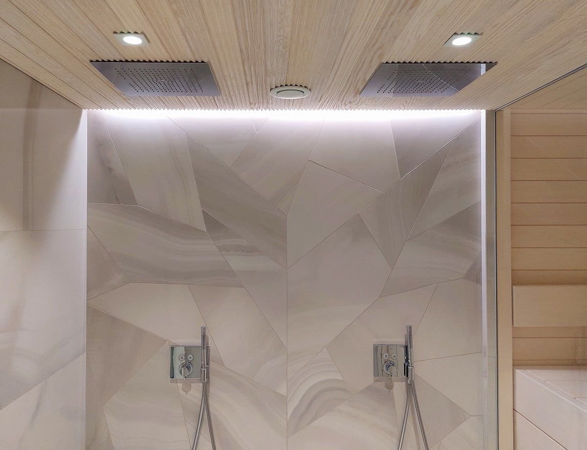 Led-nauha katon ja seinän välissä korostamassa erikoislaattaa. Suihkun edessä 9W vesitiiviit spotit tuovat kohdevalon. © LedStore