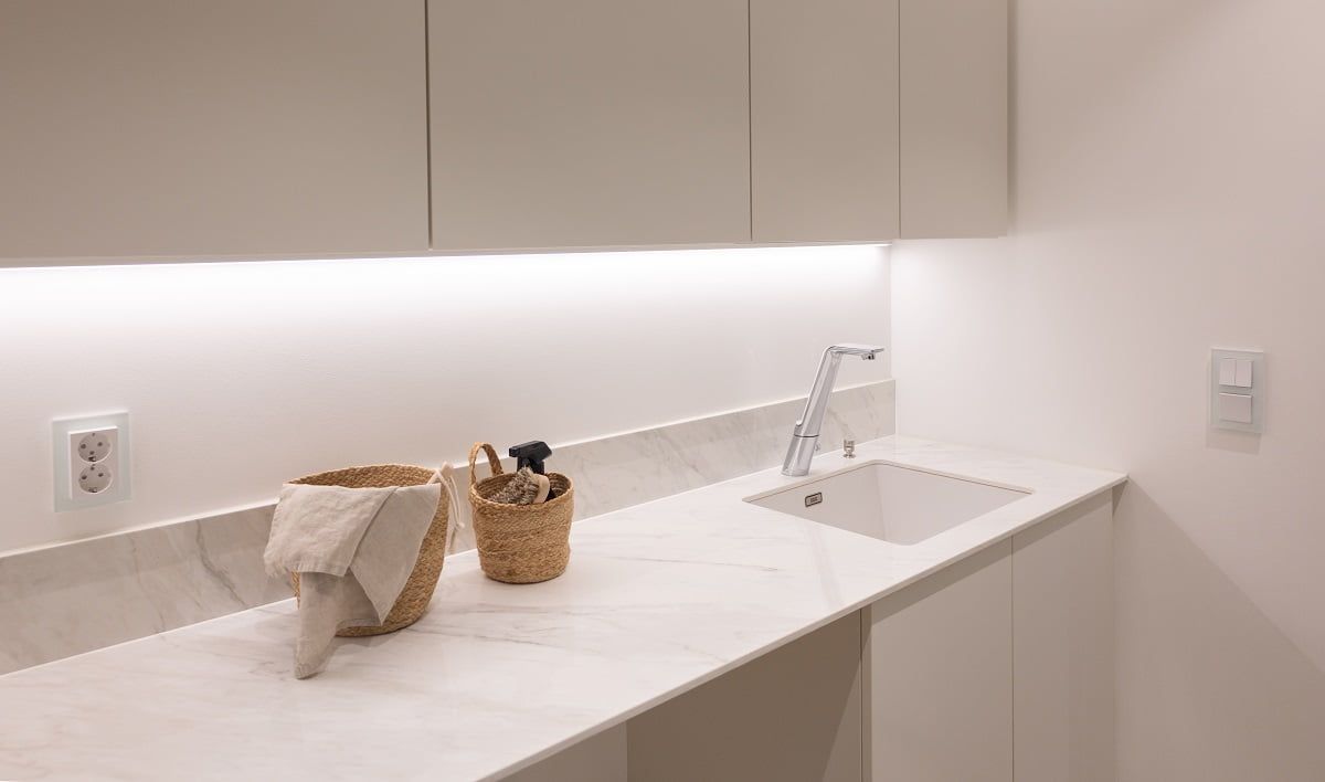 LED STORE -logo: valkoinen teksti neliömäisessä kehyksessä vihreällä taustalla, joka edustaa energiatehokkaita valaistusratkaisuja.