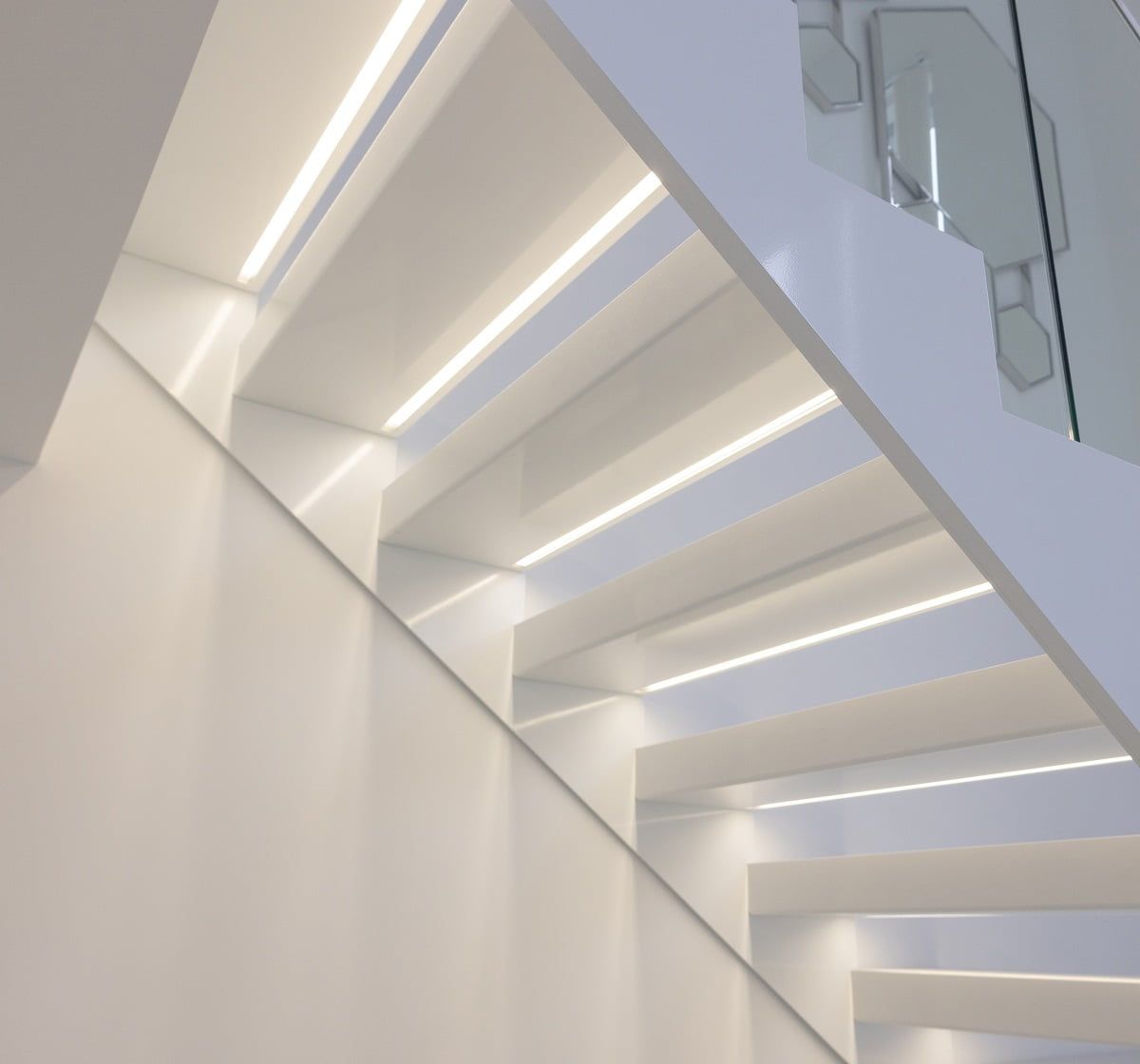 LED STORE" lihavoituin kirjaimin valkoisen neliön sisällä vihreällä taustalla, mainostaa energiatehokkaita LED-valaistustuotteita.
