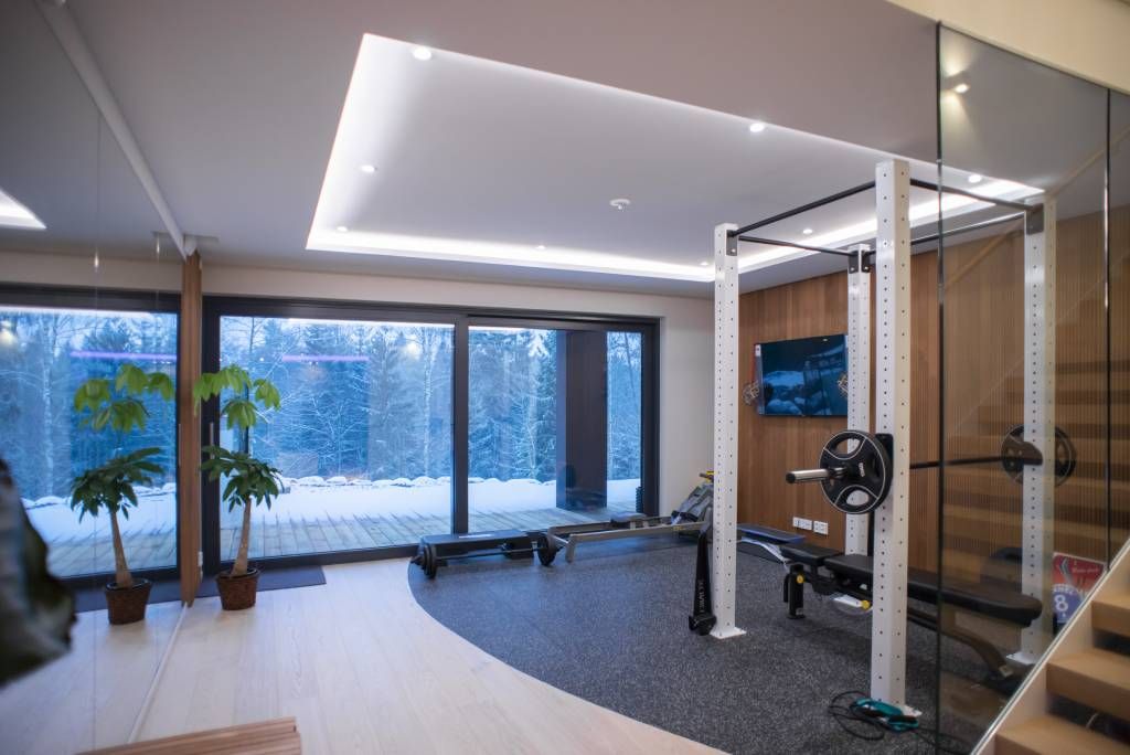 Kuntosalin epäsuora valaistus alaslaskussa kiertävällä 14,4 W/m led-nauhalla sekä suora valaistus 9W spoteilla. © LedStore