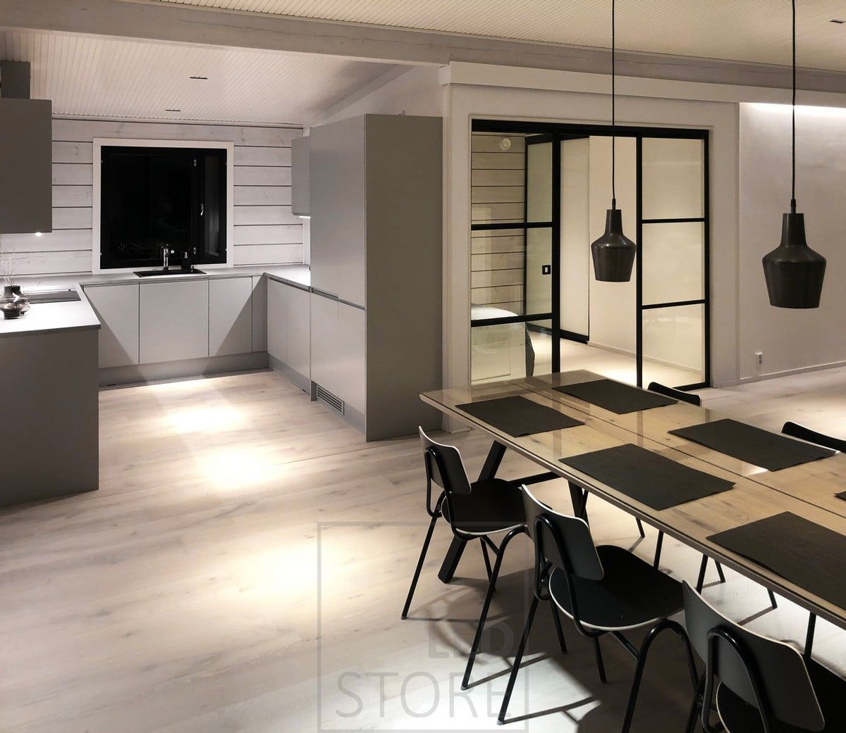 Katossa LINJA 5 spotit, keittiössä ja kattolistan takana led nauhat. Ledstore.fi