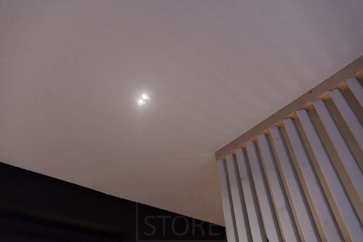 Led LINJA 2 spotti terassin katossa. Pieni valaisin on huomaamaton katossa, mutta erittäin riittävä valaisemaan terassin käytävää. Ledstore.fi