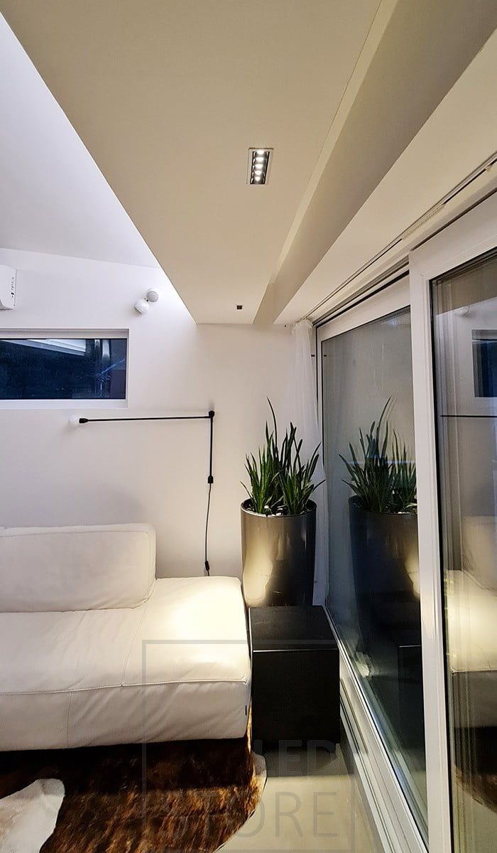 Olohuoneen tunnelmavalaistuksena led nauha valaisemassa epäsuoraa valoa ja LINJA 5 spotit valaisemassa kapeakeilaista valoa alaspäin.Valoteholtaan valaisin vastaa 5x20W halogeenia, kulutuksen ollessa vain 5x2W! Ledstore.fi