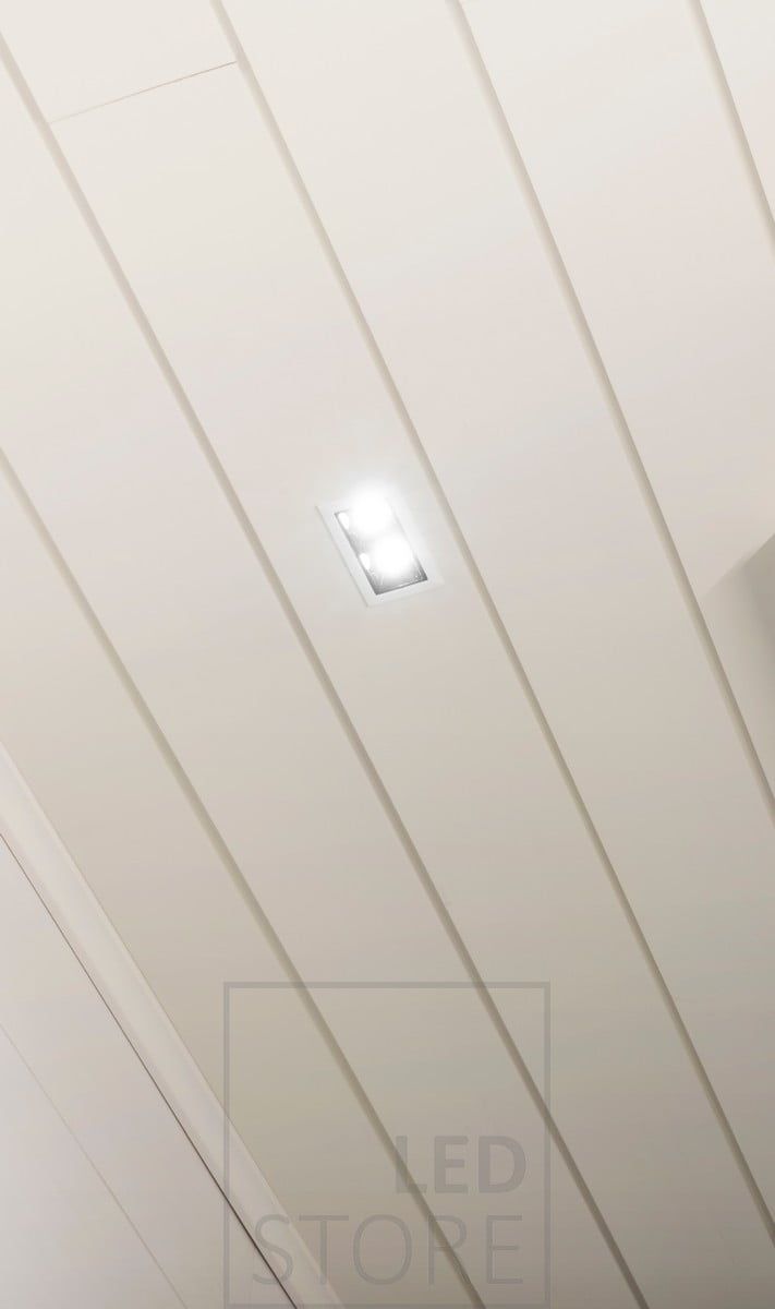 Valkokehyksinen led LINJA 2 on kauniin huomaamaton valkoisessa katossa. Ledstore.fi