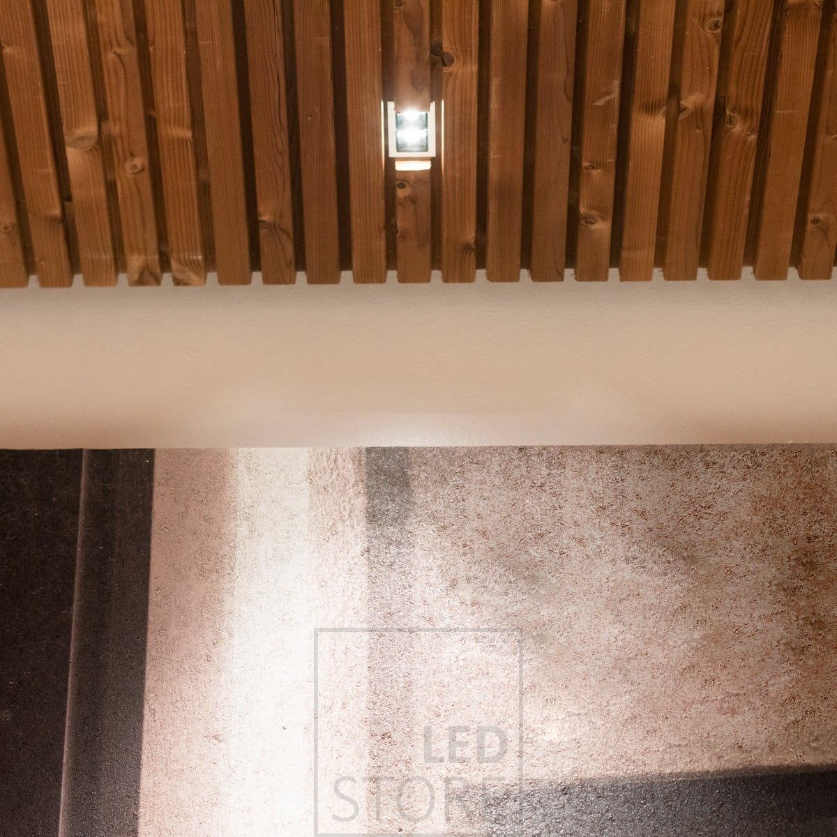 Led LINJA 2 spotti korostamassa taulua rimakatossa. Valaisin on upotettu rimaan ja näin todella huomaamaton. Ledstore.fi
