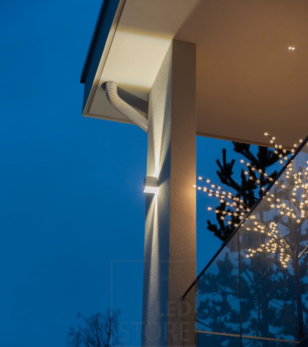 Led FUNK-seinävalaisimessa on säädettävä valon avautumiskulma. Terassin katossa pieni spotti, LINJA 2 valaisemassa terassille yleisvaloa. Ledstore.fi