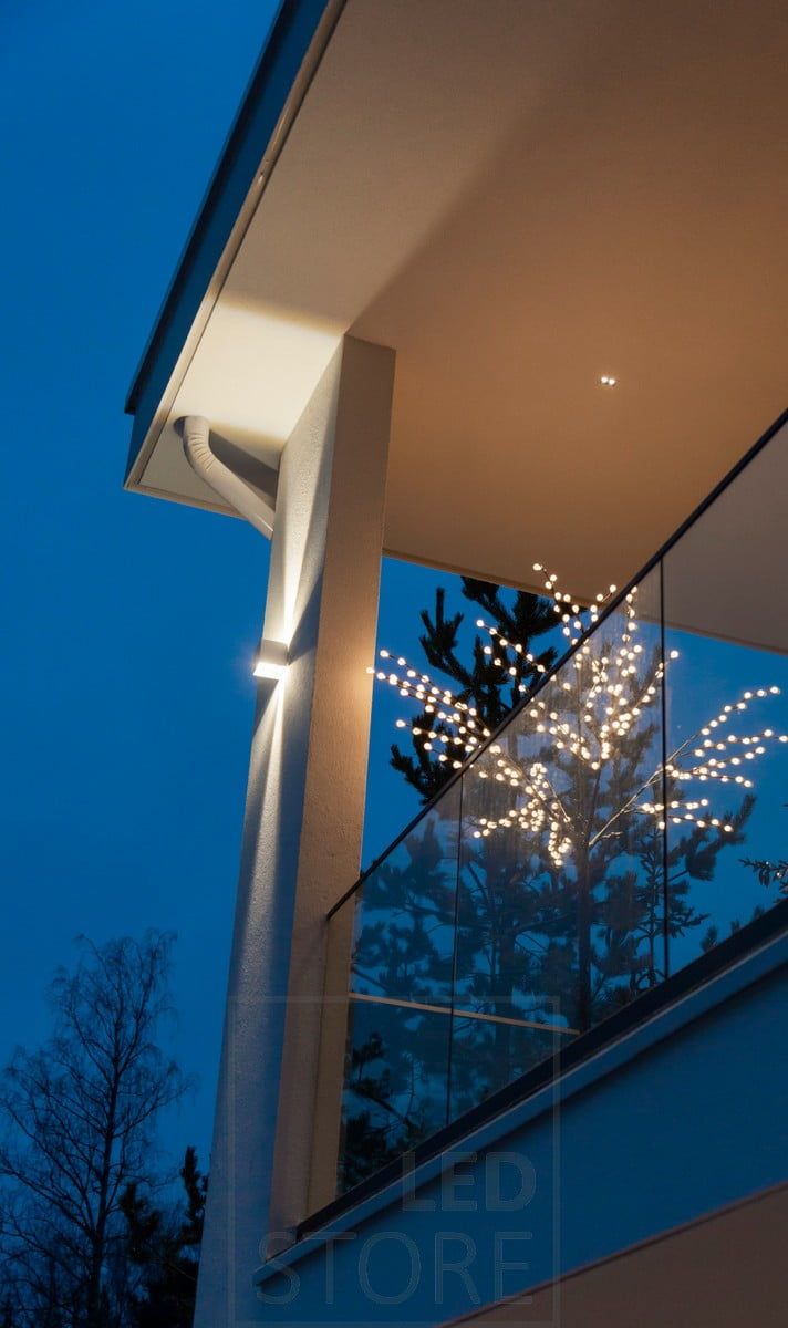 Terassin valaistuksena LINJA 2 spotit ja julkisivua valaisemassa FUNK-seinävalaisin valkoisena. Ledstore.fi