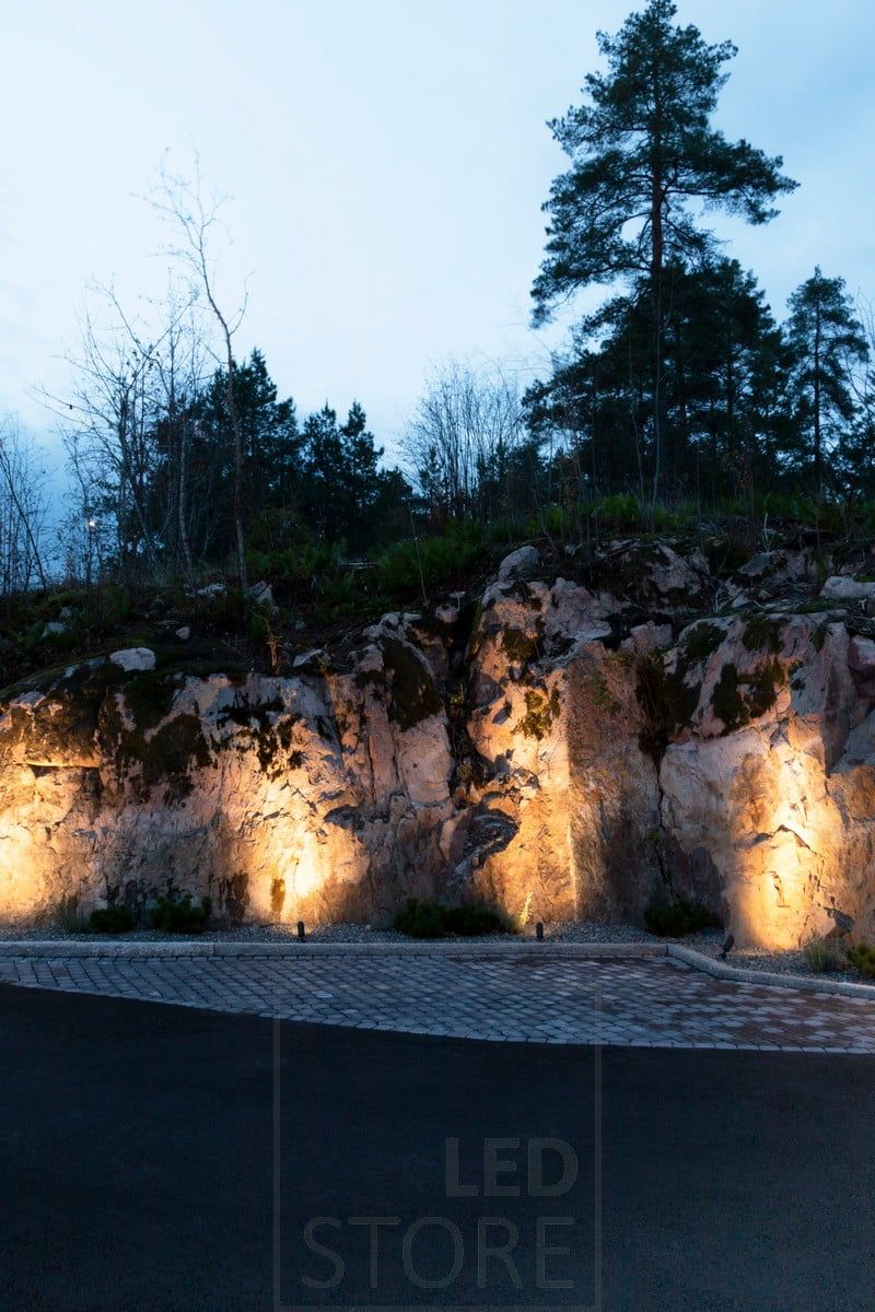 SPIKE maavalot valaisemassa kalliota tunnelmallisella, epäsuoralla valolla. Ledstore.fi
