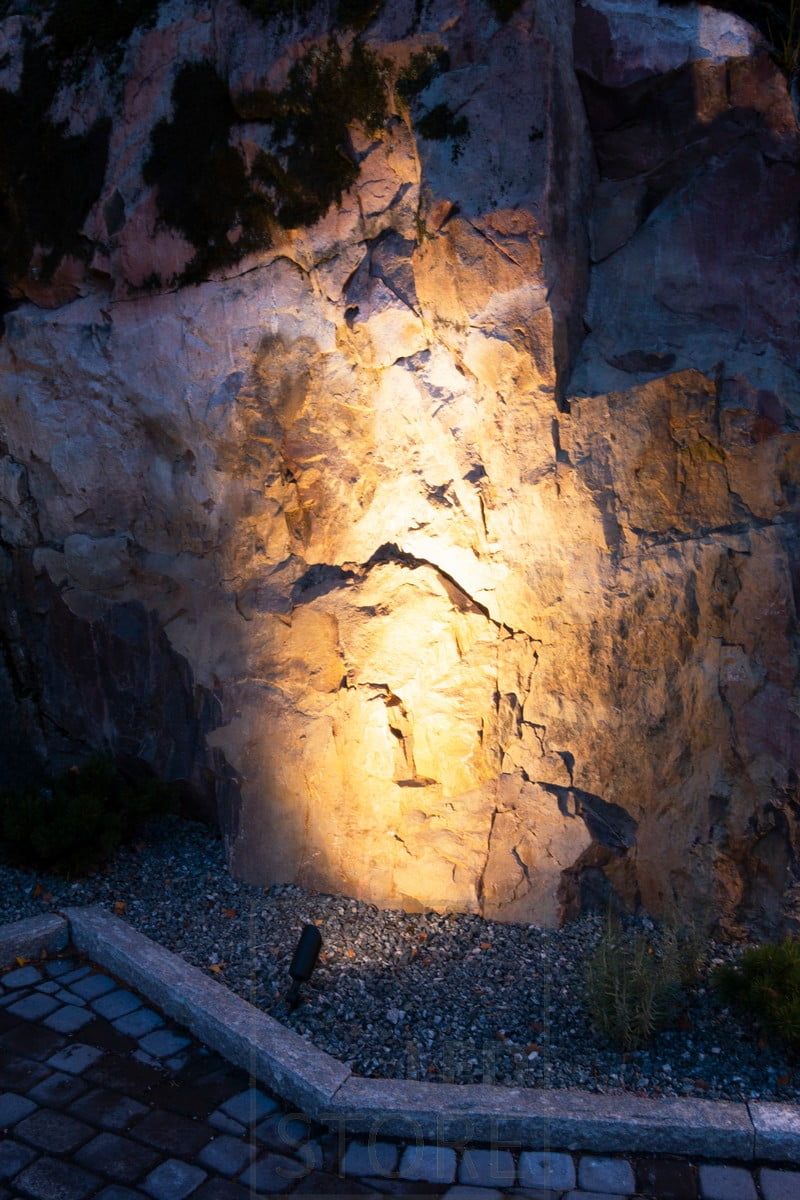 Led maavalo SPIKE on monipuolinen ulkovalaisin. Runko ja häikäisysuoja on säädettävissä ja valaisin on IP65 suojattu. Ledstore.fi