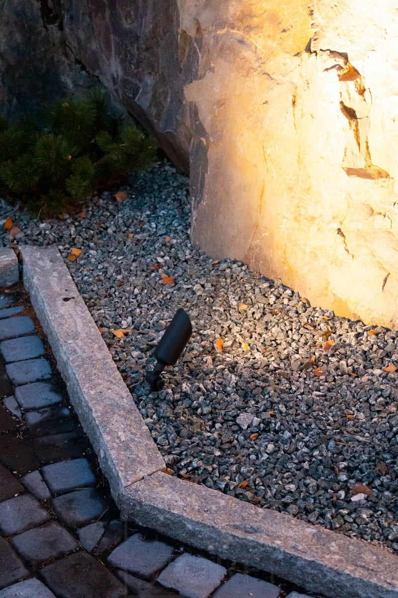 Led SPIKE maavalon runko on vapaasti suunnattavissa ja valaisin on musta ja pelkistetyn tyylikäs. Ledstore.fi
