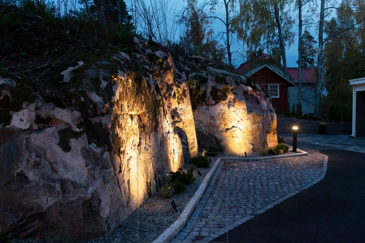 Led SPIKE maavalo valaisemassa ja korostamassa kalliota. Ledstore.fi