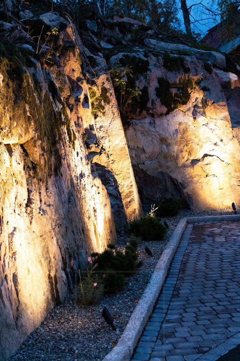 Led SPIKE maavalo valaisemassa ja korostamassa kalliota. Valaisimen runko on matta musta, valon avautumiskulma on 40 astetta. Ledstore.fi