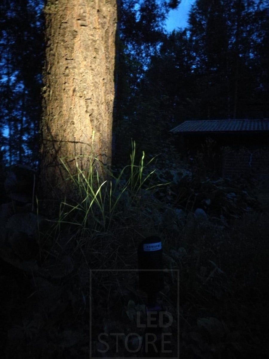 Led maavalo spike valaisemassa puuta. Valaisimessa riittää tehoa valaisemaan isotkin kohteet ulkona. Ledstore.fi