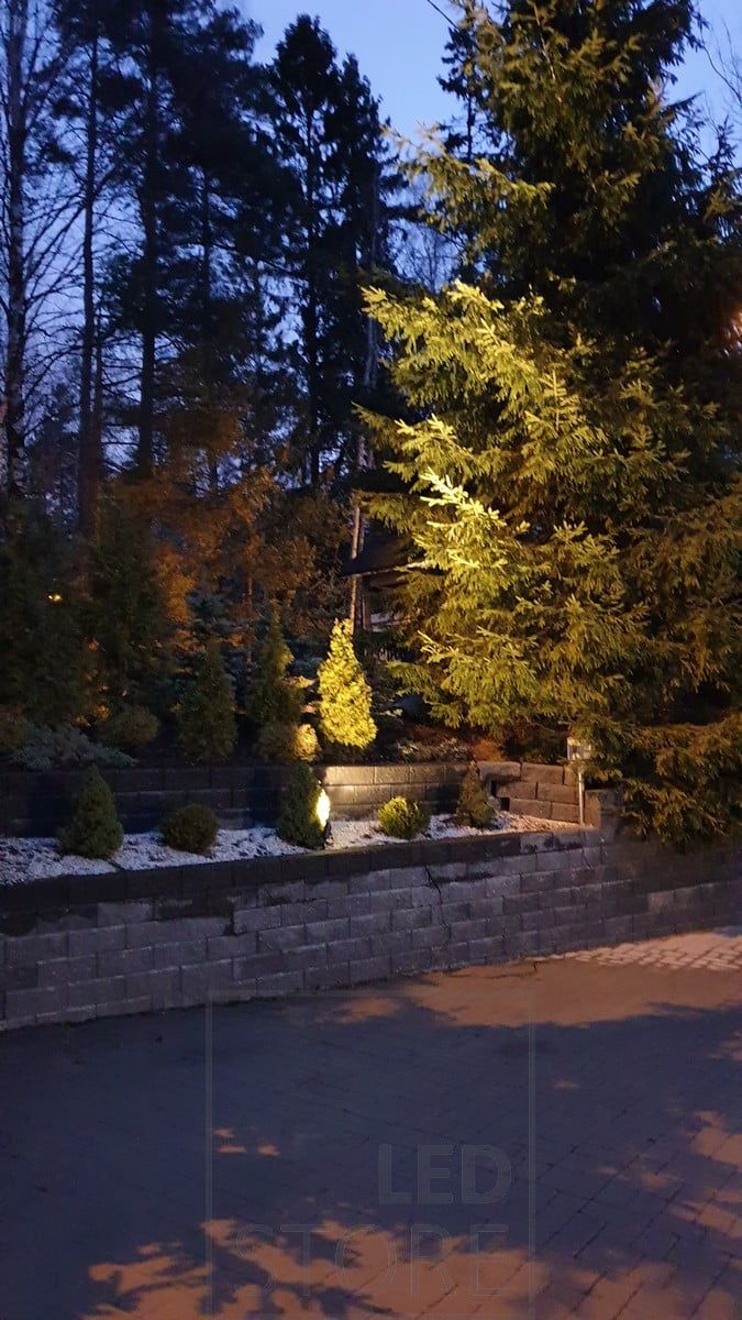 Led maavalo SPIKE - maavalaisin valaisee suoraan kohteeseen vapaasti säädettävän rungon ansiosta ja toimii näin erinoisena tunnelmanluojana ja korostusvalona. Ledstore.fi