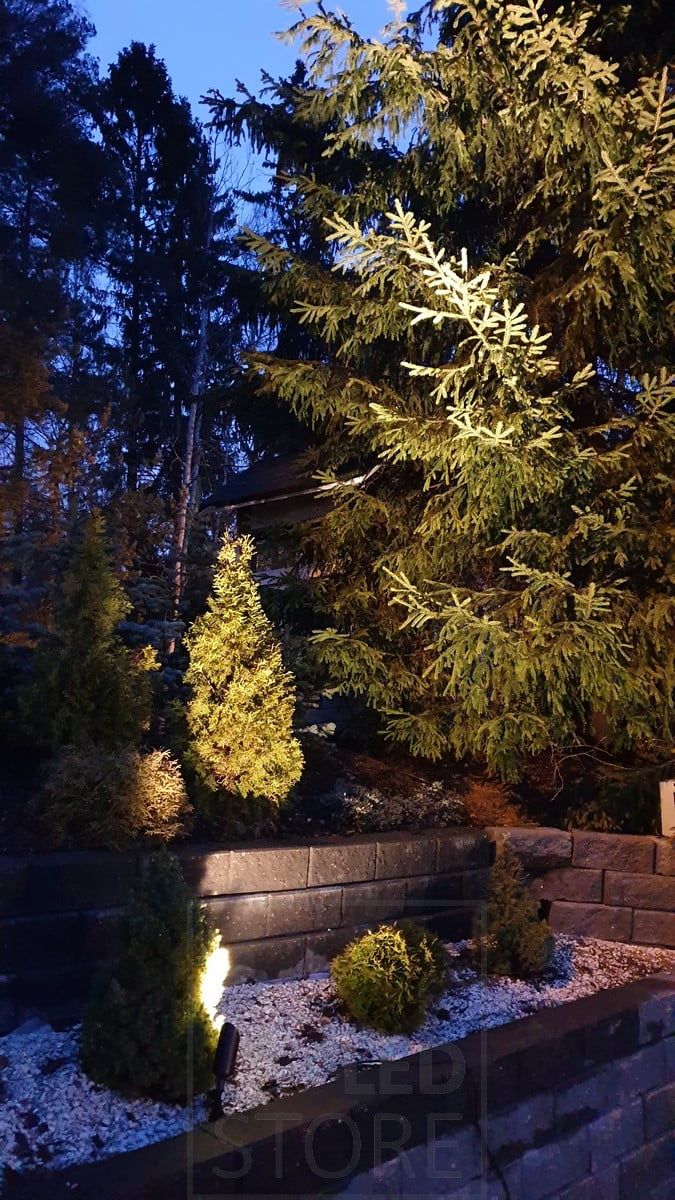 Led maavalo SPIKE - maavalaisin valaisee suoraan kohteeseen vapaasti säädettävän rungon ansiosta. Ledstore.fi