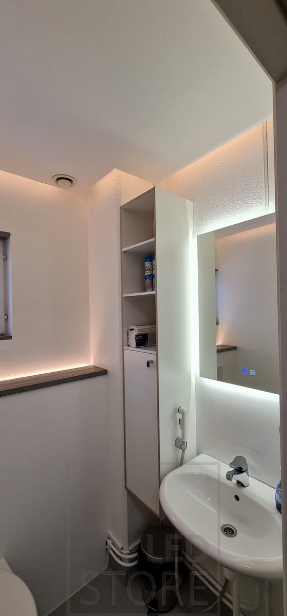 Kylpyhuoneeseen luotu tunnelmallinen ja monipuolinen valaistus täysin epäsuoralla valolla. Ledstore.fi