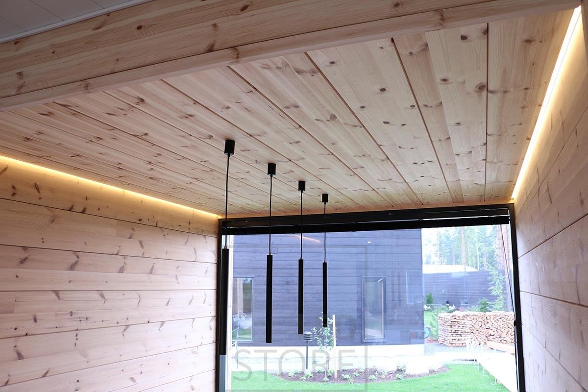 Neljä led PIIPPU riippuvalaisinta yhdistettynä epäsuoraan valoon katon ja seinän välistä. Ledstore.fi