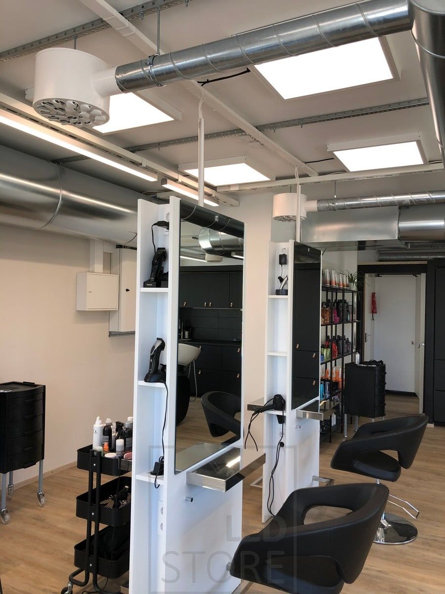Kampaamon valaistuksena 600x600 paneeli-valaisimet. Paneeli sopii hyvän värintoistoindeksinsä ja värilämpötilasäätönsä ansiosta vaativienkin tilojen valaisuun. Ledstore.fi