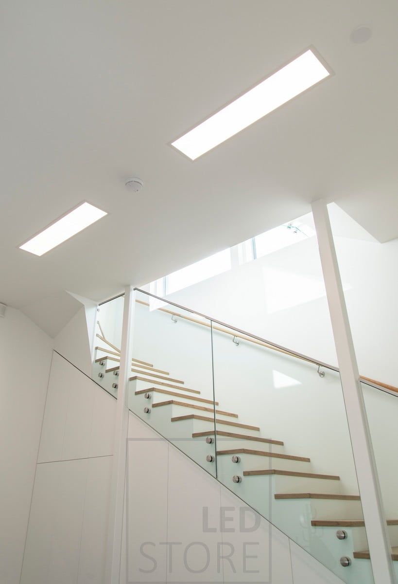Led paneelivalot UPPOAVA 300x1200 peräkkäin valaisemassa käytävää. Ledstore.fi