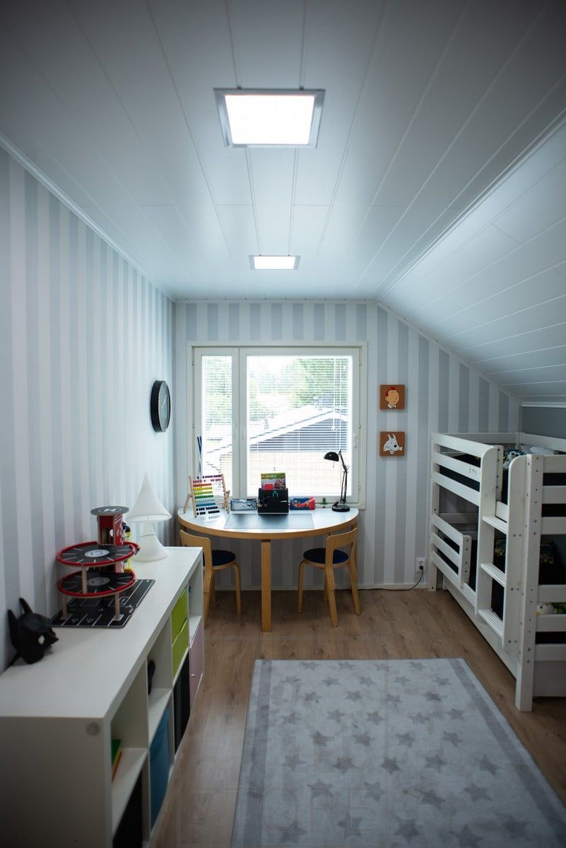Lastenhuoneen valaistus - kattovalaistuksena värilämpötilasäädettävät led paneeli-valaisimet. Kylmän sävyinen valo virkistää ja auttaa keskittymään. Ledstore.fi