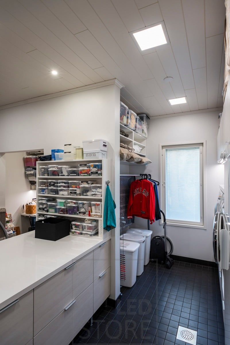 Kodinhoitohuoneen valaistus toteutettu led paneeli-valaisimilla sekä spoteilla. Ledstore.fi