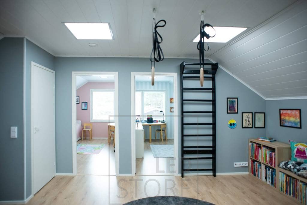 UPPOAVA -PANEELI 600, 36W, 2800K-4000K-5500K on himmennettävä, kosteudenkestävä (IP54) LED valaisin vaativaan makuun. Valaisin myös luo efektin kattoikkunasta. Ledstore.fi