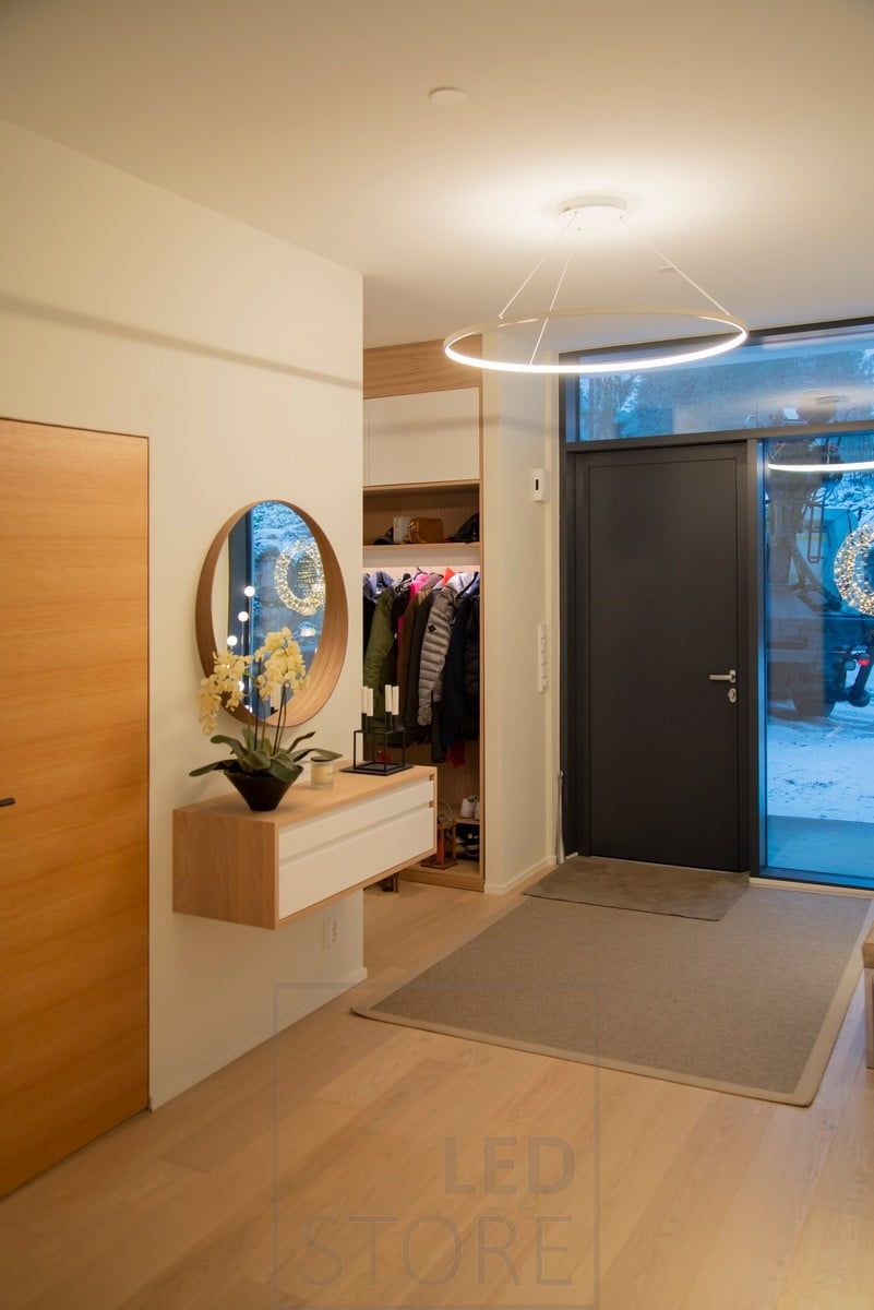 RINKELI eteisessä. Valaisin on halkaisijaltaan 100cm ja näyttävä osa eteisen sisustusta. Ledstore.fi