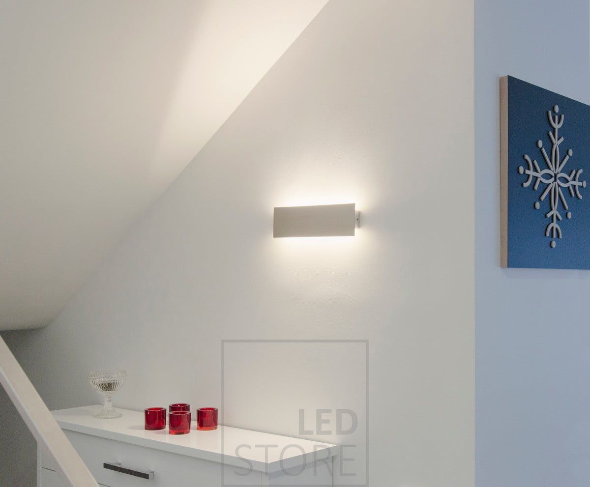 Led seinävalaisin STRAIGHT valaisee kahteen suuntaan epäsuoraa valoa seinän kautta. Valaisimesta saatavilla kolme kokoa: 300mm, 600mm ja 1200mm. Ledstore.fi