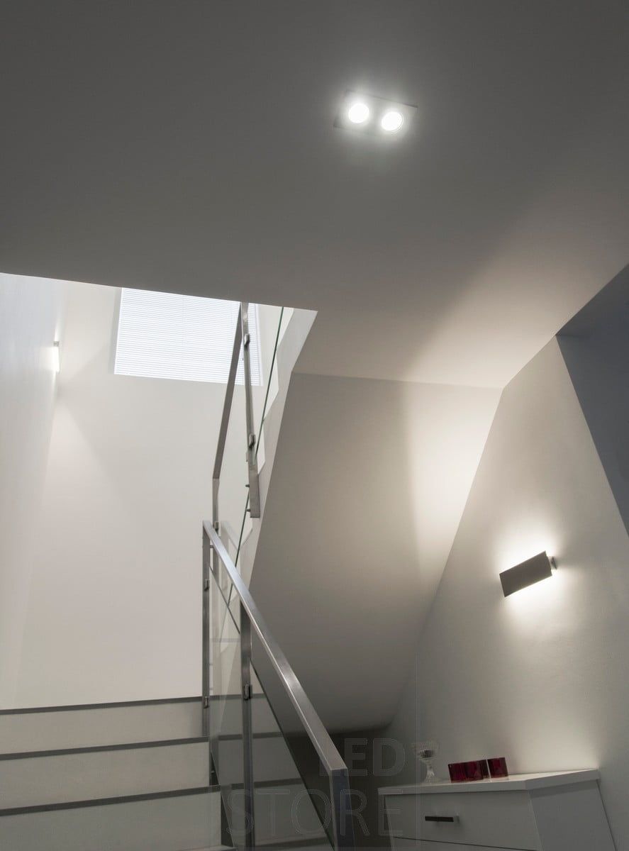 Led seinävalaisin STRAIGHT portaikossa antaa valon epäsuorasti seinän kautta ylös ja alaspäin, joten se soveltuu erityisen hyvin tunnelmaa kaipaaviin tiloihin. Ledstore.fi