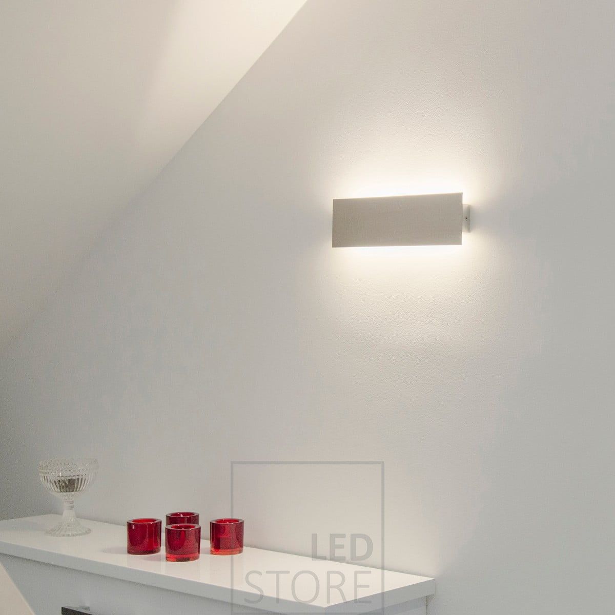 Led seinävalaisin STRAIGHT valaisee kahteen suuntaan epäsuoraa valoa seinän kautta. Ledstore.fi